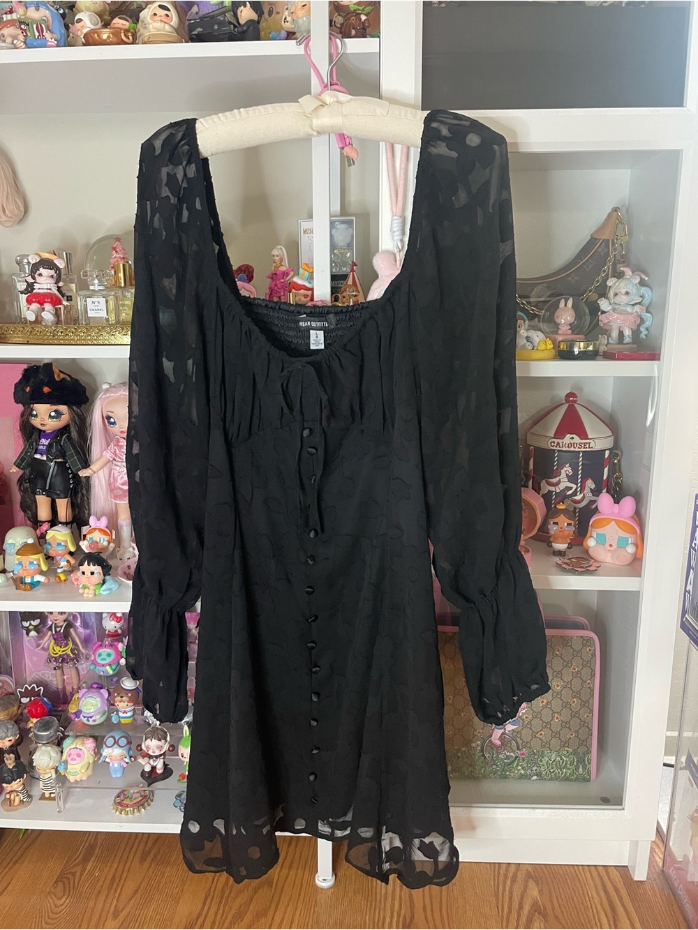 Super cute black babydoll mini dress from Urban Outfitters 🖤 - Picture 3 of 13